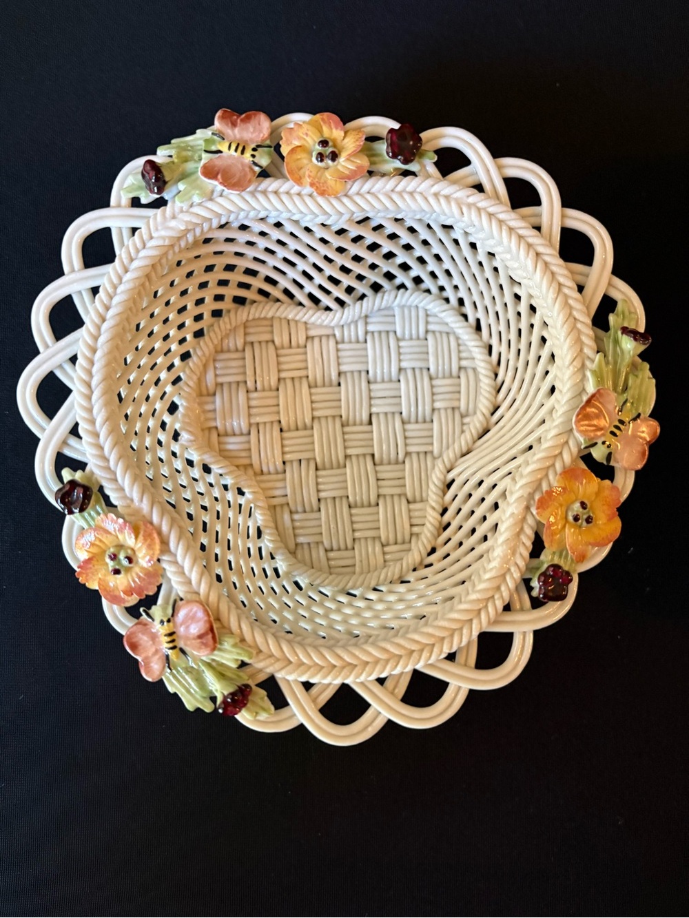 2 Belleek Irish Baskets, Woven Porcelain, Flowers and Bees. - Picture 2 of 7